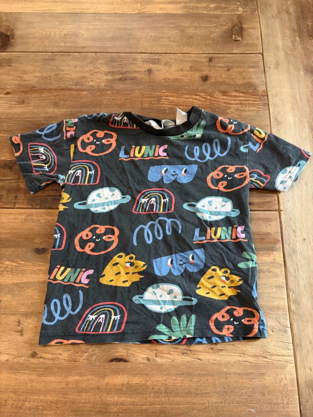 H&M x Liunic Kids Graphic T-Shirt Size 6-8Y Limited Edition Rainbow Planet Tee